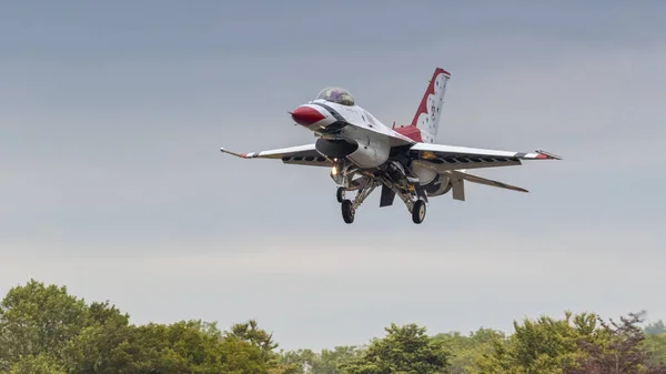Фэрфорд Великобритания Июля 2017 Года Посадка Истребителей F16 Thunderbird Ввс — стоковое фото