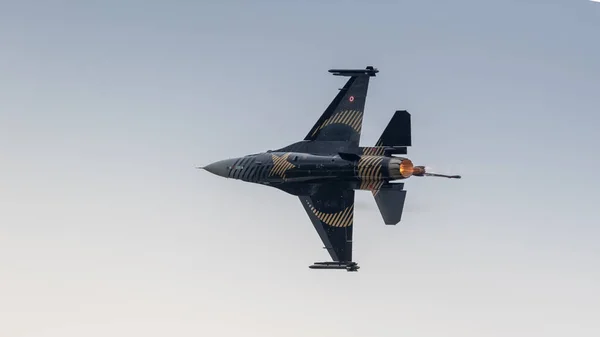 フェアフォード 2017年7月15日 Soloturk F16ディスプレイ航空機が飛行中 — ストック写真