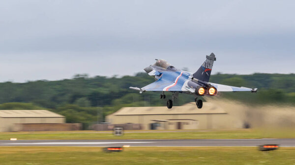 Фэрфорд, Великобритания - 15 июля 2017 года: французский Dassault Rafale взлетает