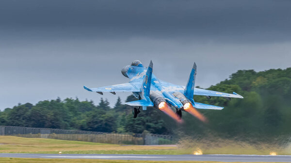 Фэрфорд, Великобритания - 15 июля 2017 года: Фланкерный истребитель Су-27 в полете