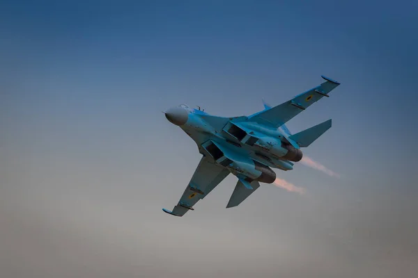 フェアフォード 7月2017 飛行中のスホーイSu 27フランカ戦闘機 — ストック写真