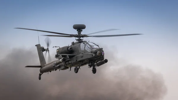 英国费尔福德 2017年7月15日 一架Agusta Westland Apache攻击直升机在飞行中 — 图库照片