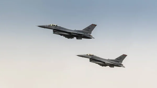 Fairford, İngiltere - 15 Temmuz 2017: USAF F16 savaş uçağı çifti