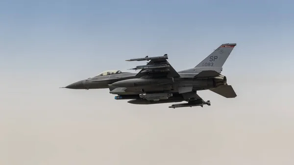 英国费尔福德 2017年7月15日 一架美国空军F16战斗机飞行 — 图库照片