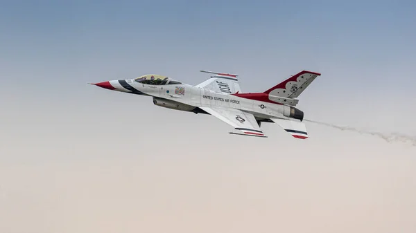 フェアフォード 7月2017 飛行中のUsaf F16サンダーバード形成チーム航空機 — ストック写真