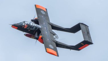 Eski bir Bronco uçağı uçuyor.