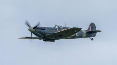 Kaliteli bir RAF Spitfire uçağı havada.