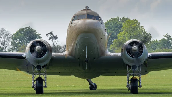 Ein Historisches Dakota Flugzeug Mit Laufendem Motor — Stockfoto