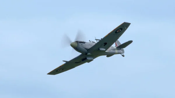 Ett Gammalt Raf Spitfire Flygplan Flygning — Stockfoto