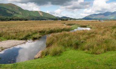 İngiltere 'nin Lake District bölgesindeki Derwent Water' ın manzara görüntüsü.