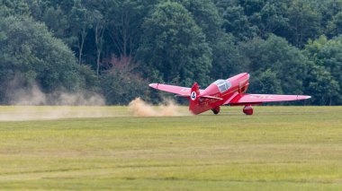 Old Warden, İngiltere - 4 Ağustos 2019: Eski bir Percival Mew Martı havaalanında durdu