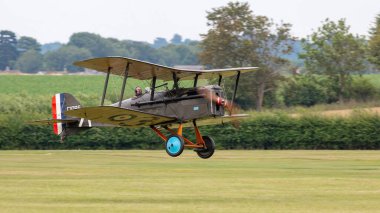 Old Warden, İngiltere - 4 Ağustos 2019: Bir Birinci Dünya Savaşı klasik Kraliyet Uçak Fabrikası SE5 İngiliz savaş uçağı havaalanına indi