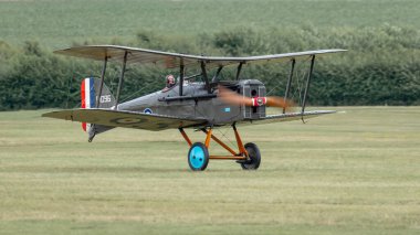 Old Warden, İngiltere - 4 Ağustos 2019: Bir Birinci Dünya Savaşı klasik Kraliyet Uçak Fabrikası SE5 İngiliz savaş uçağı havaalanına indi