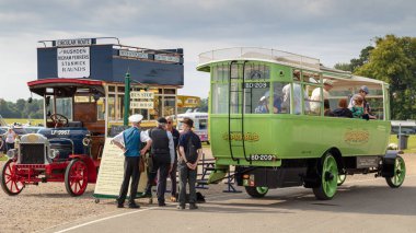 Old Warden, İngiltere - 4 Ağustos 2019: Yolcu alan antika otobüsler