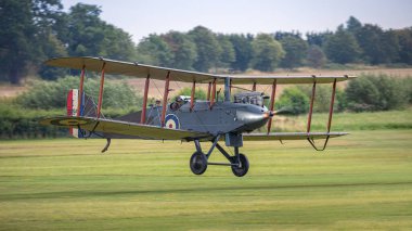 Old Warden, İngiltere - 4 Ağustos 2019: De Havilland DH-9 model klasik bir uçak, havaalanına iniyor.