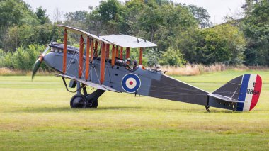Old Warden, İngiltere - 4 Ağustos 2019: De Havilland DH-9 model klasik bir uçak, havaalanında taksicilik yapıyor.