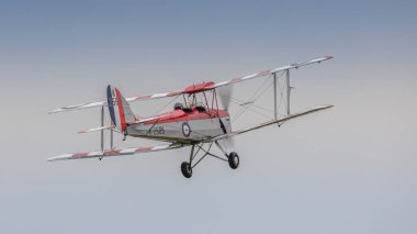 Old Warden, İngiltere - 4 Ağustos 2019: De Havilland D.H. 82 model Tiger Moth uçuyor.