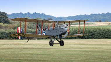 Old Warden, İngiltere - 4 Ağustos 2019: De Havilland DH-9 model klasik bir uçak, havaalanında taksicilik yapıyor.