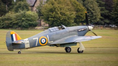 Old Warden, İngiltere - 4 Ağustos 2019: 2. Dünya Savaşı Hawker Kasırgası havaalanına iniş yaptı