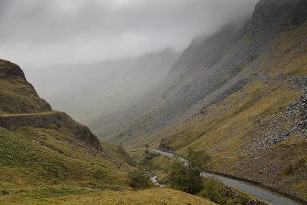 Honister Geçidi 'nin puslu manzarası, Lake Disrict Ulusal Parkı, İngiltere