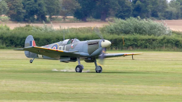 Old Warden, İngiltere - 4 Ağustos 2019: İki İngiliz Spitfire savaş uçağı havaalanına indi