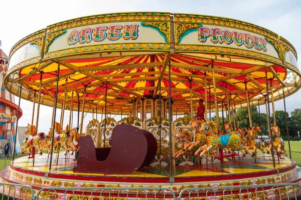 Old Warden, İngiltere - 4 Ağustos 2019: Renkli bir atlıkarınca panayırı turu ziyaretçileri bekliyor.