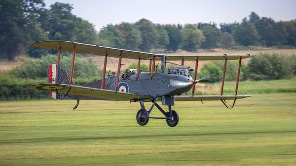 Old Warden, İngiltere - 4 Ağustos 2019: De Havilland DH-9 model klasik bir uçak, havaalanına iniyor.