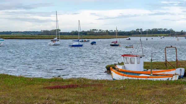 Kolorowe Łodzie Rybackie Rzece Alde Aldeburgh Suffolk — Zdjęcie stockowe