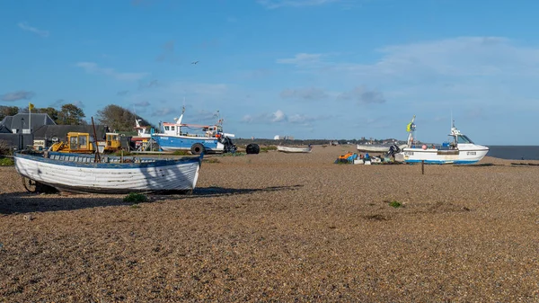 Aldeburgh Velká Británie Října 2020 Pohled Barevné Rybářské Lodě Pláži — Stock fotografie