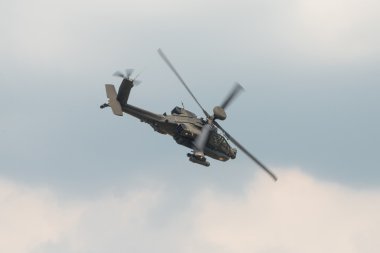 Bir Raf Apache saldırı helikopteri uçuş