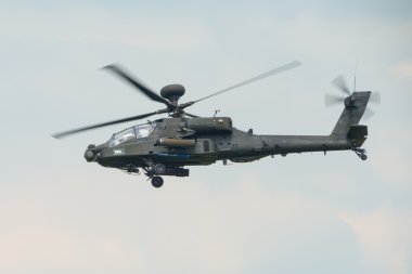 Bir Raf Apache saldırı helikopteri uçuş
