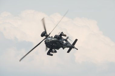 Bir Raf Apache saldırı helikopteri uçuş