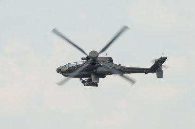 Bir Raf Apache saldırı helikopteri uçuş