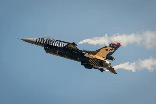 Turkish Airforce F16  solo diplay aircraft — Stock Photo, Image