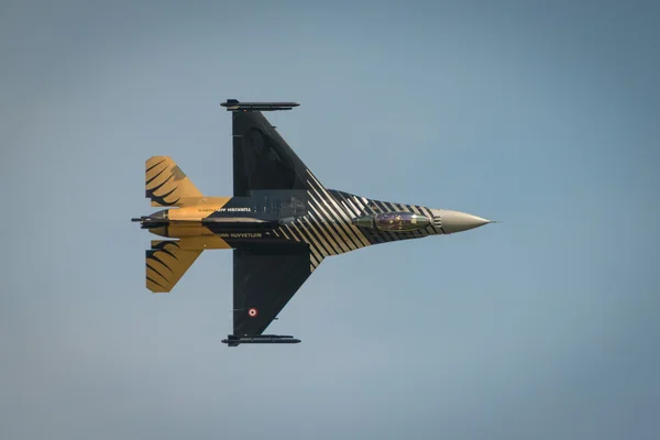 Türk Hava Kuvvetleri F16 solo diplay uçak — Stok fotoğraf
