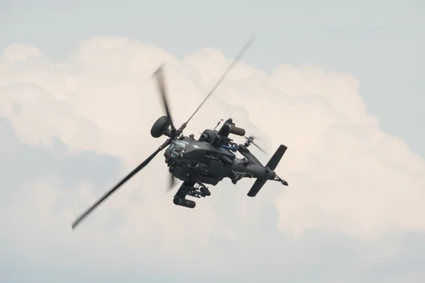 在飞行中的皇家空军阿帕奇攻击直升机 — 图库照片