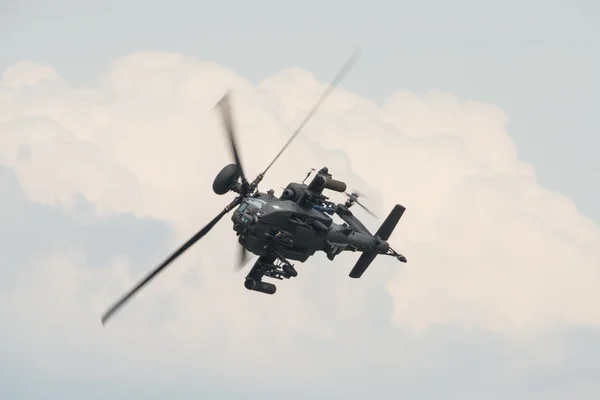 Un hélicoptère d'attaque Apache de la RAF en vol — Photo