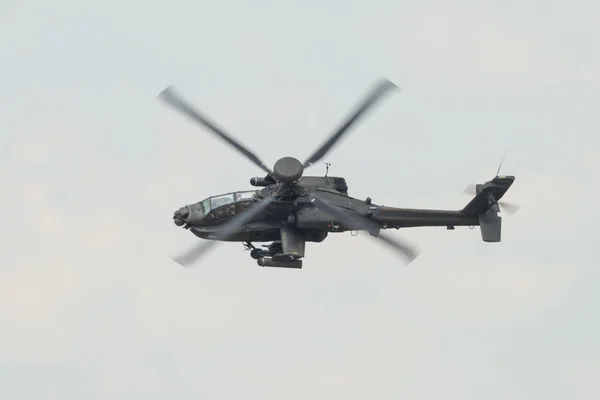 Un hélicoptère d'attaque Apache de la RAF en vol — Photo