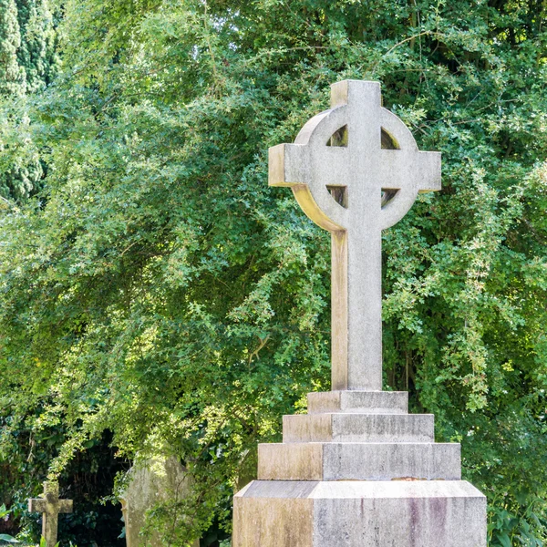 Kamenný kříž na hrobě — Stock fotografie