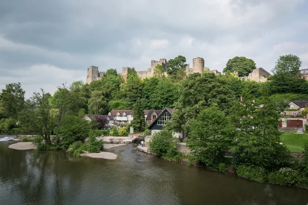 Ludlow kasteel en riverside — Stockfoto