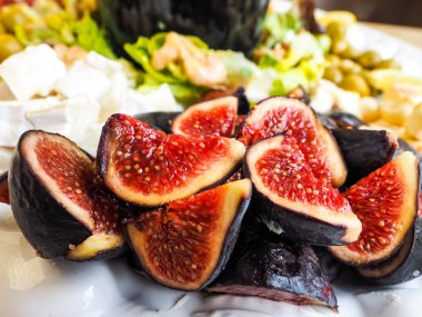 Lezzetli incir meyve salatası