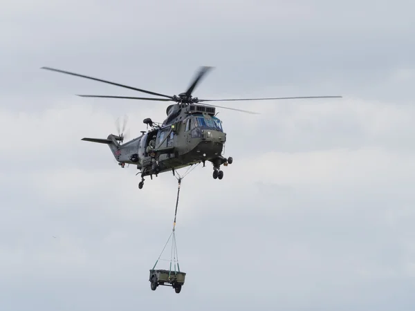 Carga de elevación de helicóptero militar Imágenes de stock libres de derechos