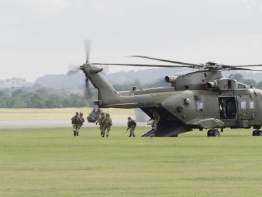 Bir Kraliyet Donanması Merlin helikopter disembarking denizciler