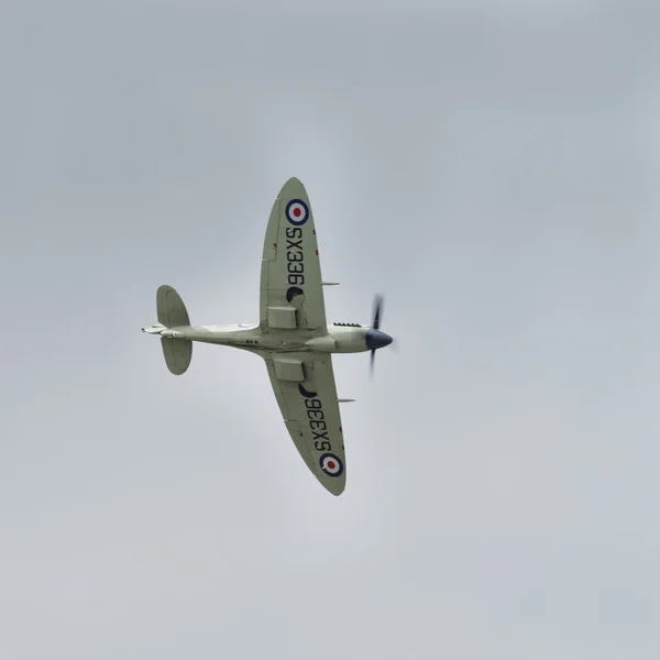 Spitfire under flygning — Stockfoto