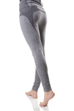 Desenli termal iç çamaşırı seksi görünümü uygun kadın bacak barefeet ve kalça üzerinden arka yüzüne de gri renk ile spor.