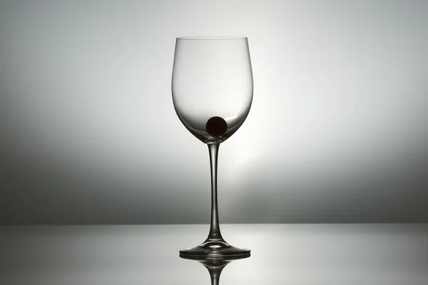 Verre à vin avec raisin sur le fond debout sur une table . — Photo
