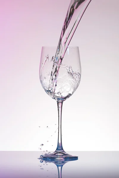 Flujo de agua caída en un vino de gran tamaño con salpicaduras y remolinos . — Foto de Stock