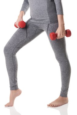 Bir kadının bacakları, vücut, gri spor termal iç kırmızı dambıl kullanarak egzersizleri yapıyor elinde uygun.