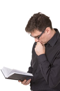 Kot pantolon ve fantastik ilginç bir kitap okuma gömlek giyen bir adam