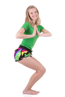 Göğüs önünde eller neşeli sportif sarışın kadın spor giyim ile bükülmüş gövde ile çömelme giyiyor